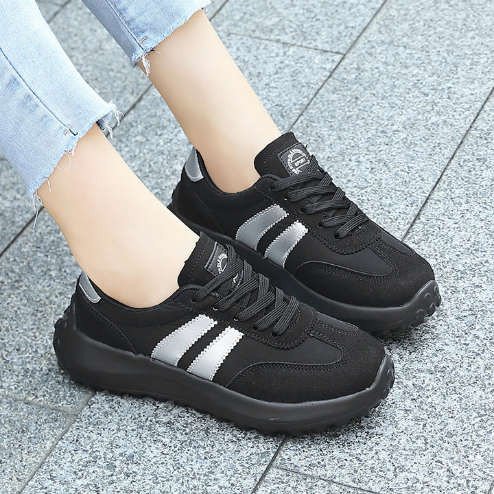 Damen nan retroorientierter City-Sneaker mit grobstolliger Laufsohle, gepolstertem Komfortfußbett und Wildlederbesatz Echo Archiv