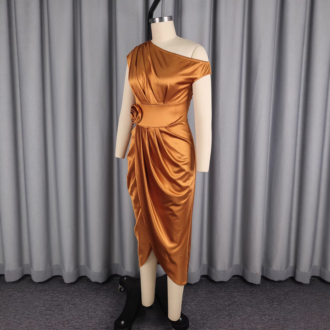 Damen Elegantes Wickelkleid mit 3D-Blütenapplikation – Élara