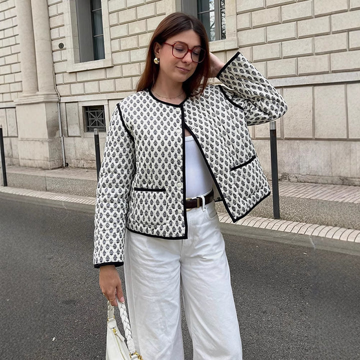 Damen gesteppte Kurzjacke mit Allover-Muster und kontrastierender Paspel Echoarchiv
