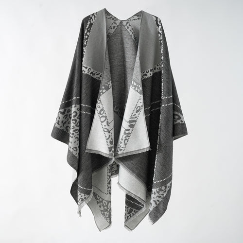 Damen Großer Double-Face Jacquard-Umhang mit Animal-Patch und feinem Fransensaum – Célinea