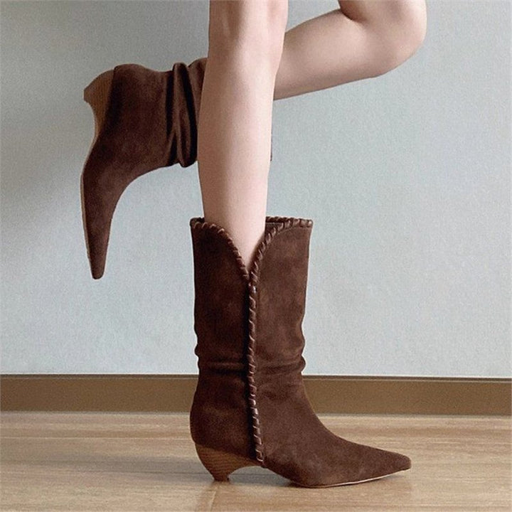 Damen Schlupf‑Veloursstiefel mit Ziernaht, V‑Schaftrand und sculpted Kitten‑Absatz – Lioré