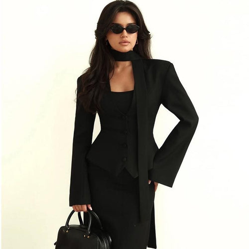 Damen Taillierter Blazer mit Bindeschal und figurbetonter Weste Echo Archiv