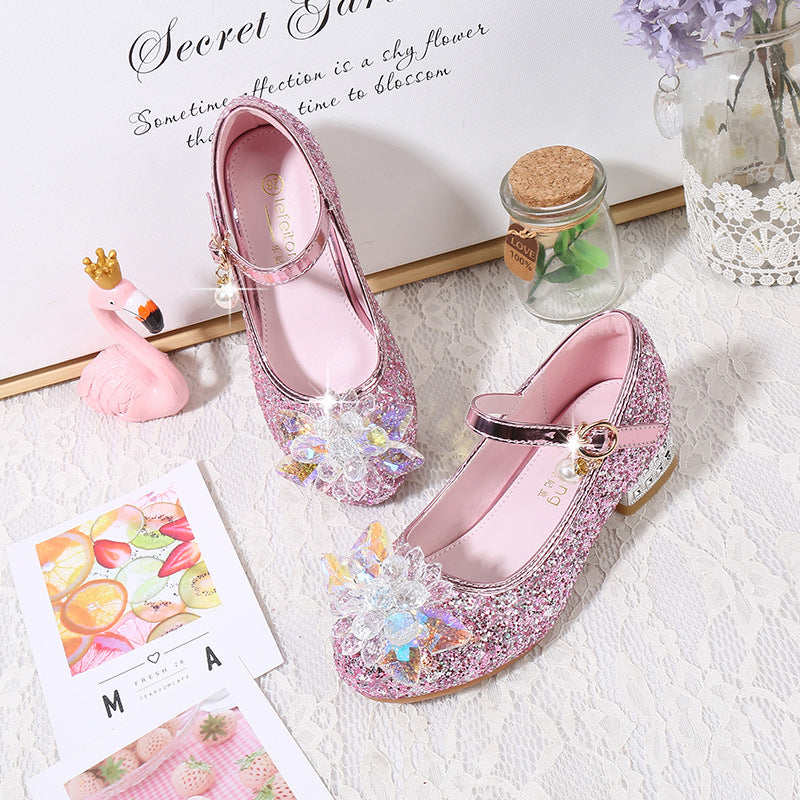 Mädchen Ballerinas mit funkelnden Kristallblüten und Glitzer Echo Archiv