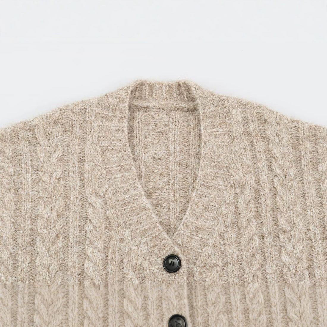 Damen Grobgestrickter Oversize-Cardigan mit Zopfstrick V-Ausschnitt und aufgesetzten Taschen Echoarchiv
