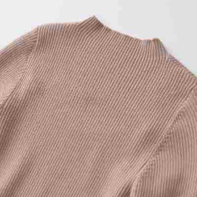Damen Gerippter Stretch-Feinstrickpullover mit Brust-Cut-Out und Zierknöpfen Echoarchiv