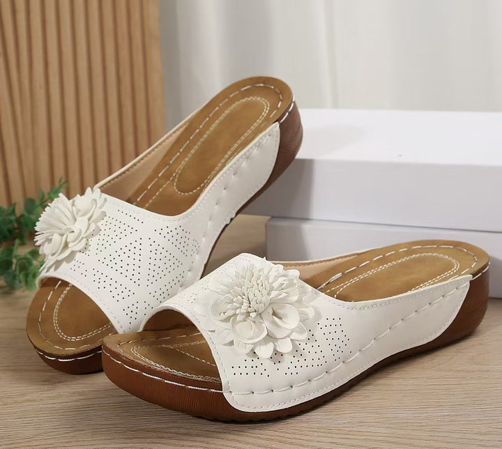 Damen Perforierte Keil-Sandalen als Slip-On mit Blumenapplikation und gepolstertem Fußbett – Sorelia