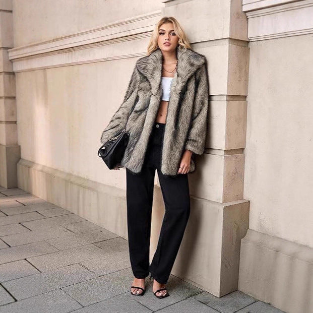 Damen Kurzer Faux‑Fur‑Mantel mit weitem Schalkragen, offener Front und Eingrifftaschen Echo Archiv