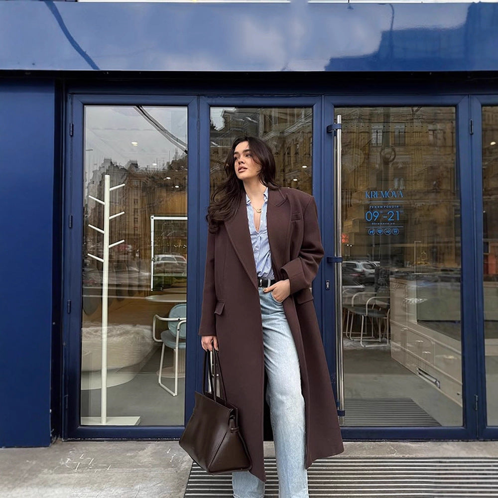 Damen Langmantel mit geradem Schnitt, kaschierendem Oversize-Revers und Eingrifftaschen Echoarchiv