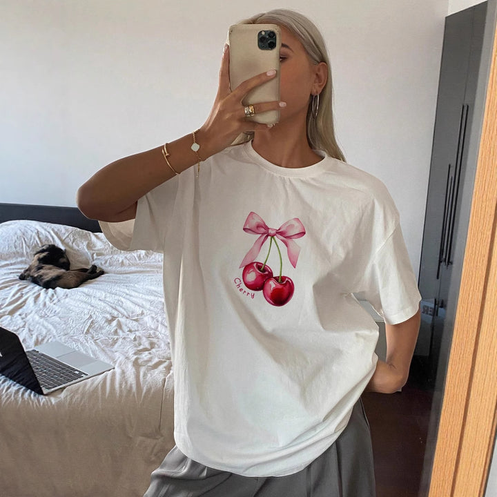 Damen T-Shirt mit fruchtigem Kirschmotiv und verspieltem Schleifendetail Echo Archiv