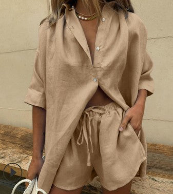 Damen lässiges Leinen-Set mit oversized Hemd und kurzen Hosen Echoarchiv