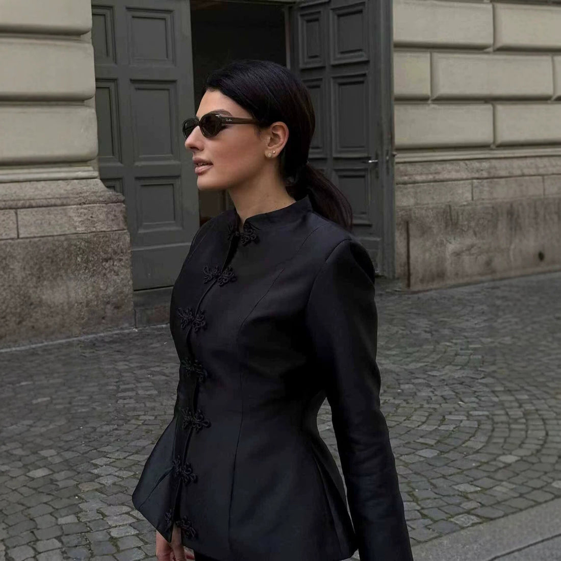 Damen Taillierte Satinjacke mit Stehkragen und Zierknotenverschlüssen Echoarchiv