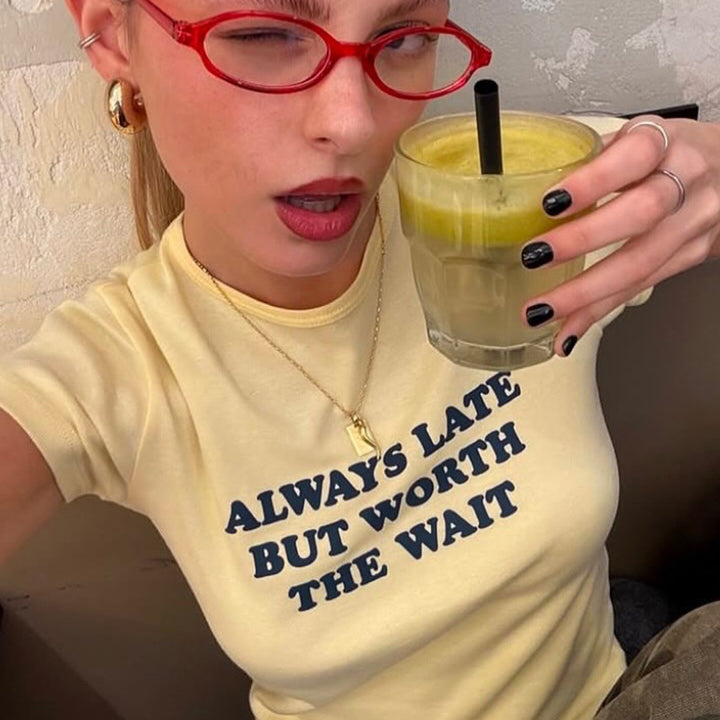 Damen Kurzes Statement T-Shirt mit Rundhalsausschnitt Echo Archiv