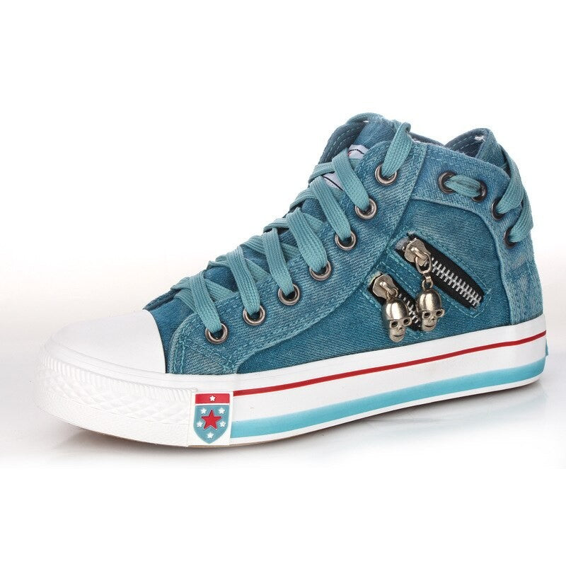 Damen High-Top Sneaker aus Jeansstoff mit seitlichem Metall-Reißverschluss und Totenkopf-Charms – Névara