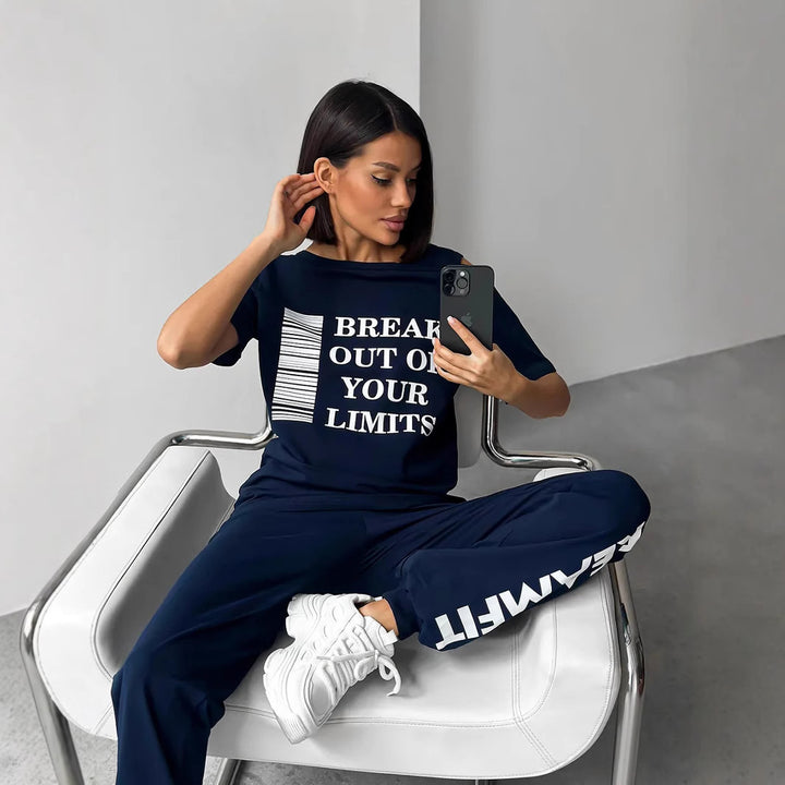 Damen lässiges Lounge-Set mit Cut-Out Schulter und Statement-Print – Avérine