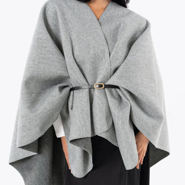 Damen Oversize Filz‑Cape mit Wickeloptik und verdeckter Kantenverarbeitung – Avérine