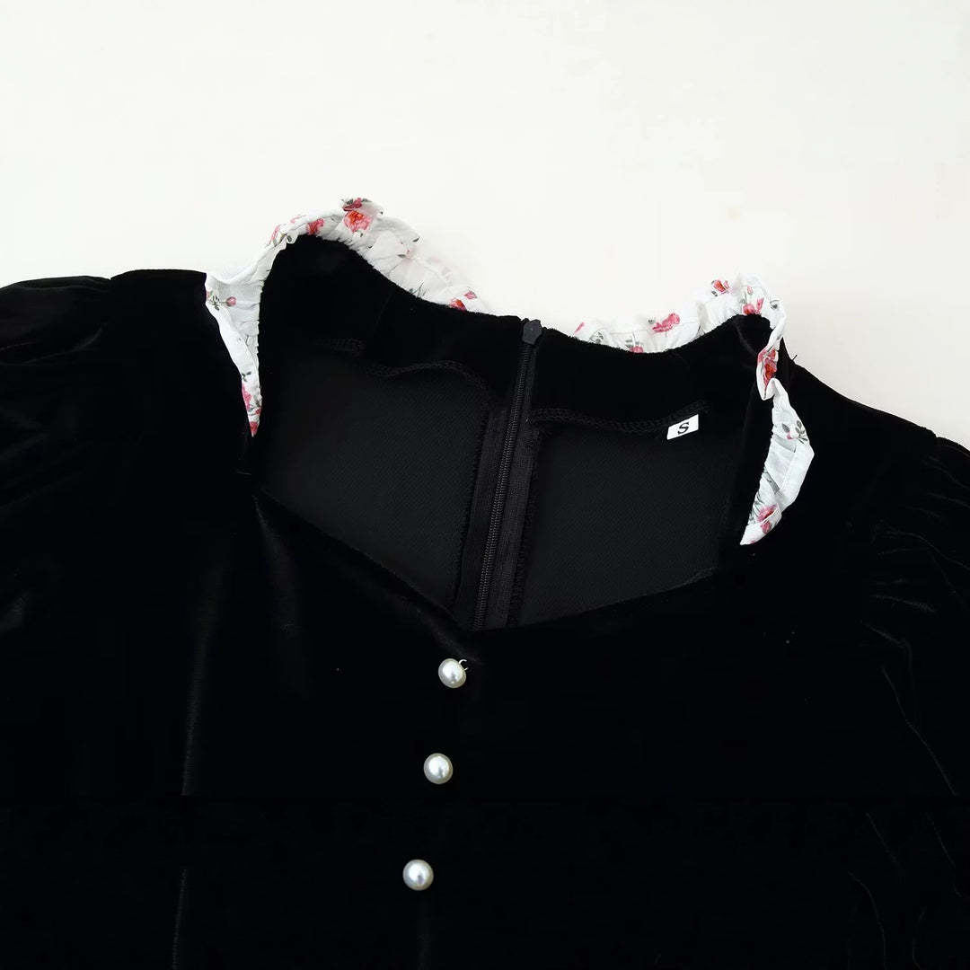 Damen Samt-Cropped-Jacke mit spitzem Schößchen, Perlenknopfleiste und Rüschenärmeln Echo Archiv
