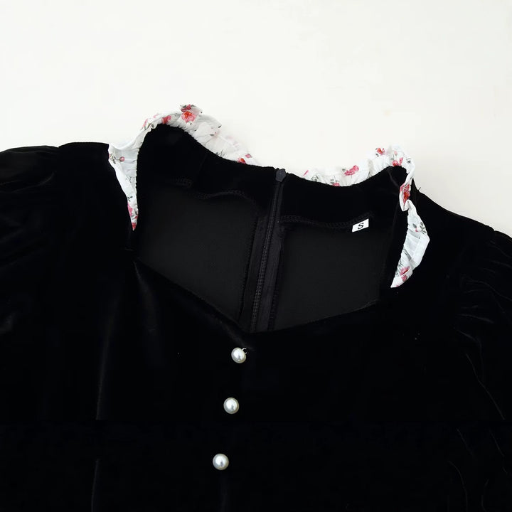Damen Samt-Cropped-Jacke mit spitzem Schößchen, Perlenknopfleiste und Rüschenärmeln Echo Archiv