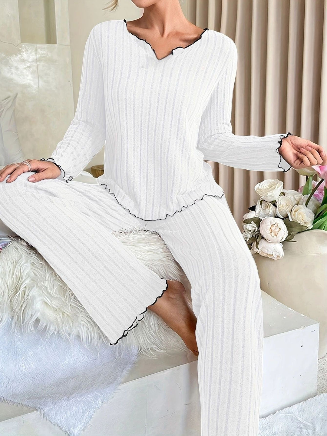 Damen Gemütlicher zweiteiliger Pyjama mit kontrastierenden Rüschen – Élanora