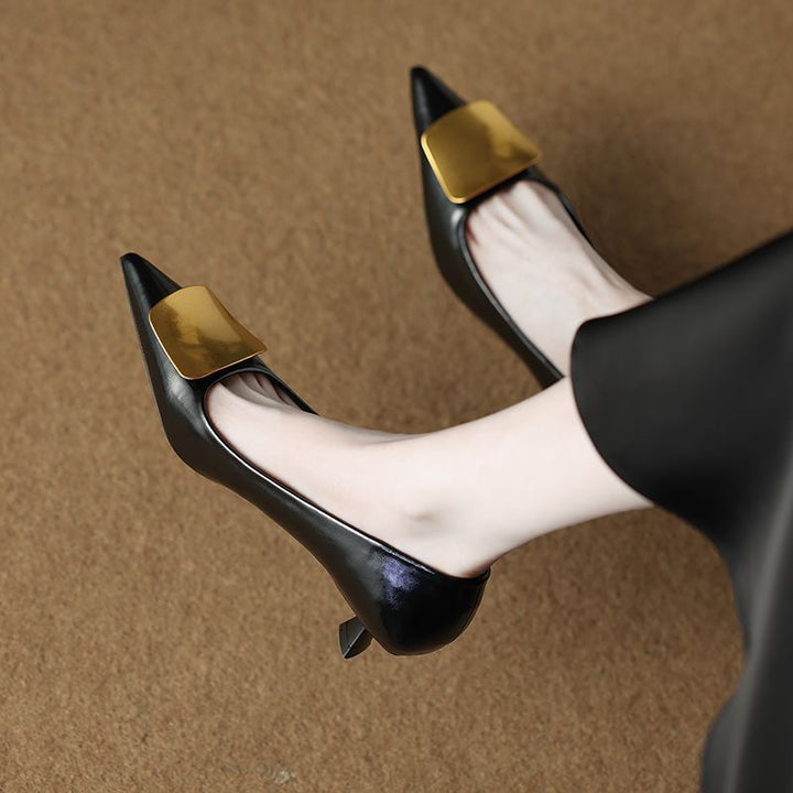 Damen Spitz zulaufende Kitten‑Heel Pumps mit dekorativer Metallapplikation – Lioré