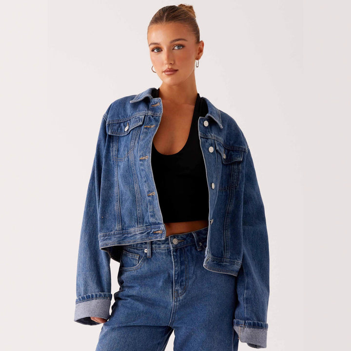 Damen trendige Denimjacke im lässigen Schnitt mit aufgesetzten Taschen und Knopfdetails Echo Archiv