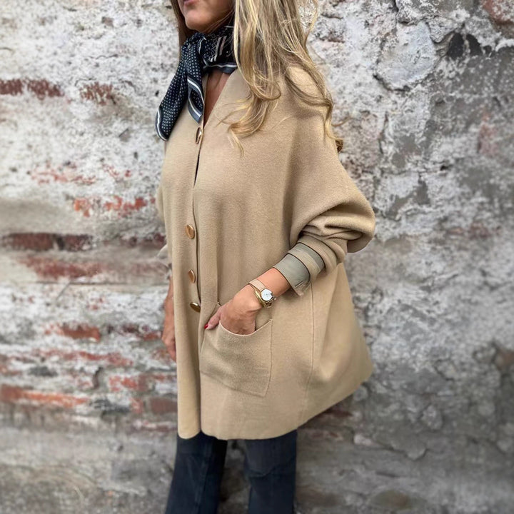 Damen Oversize Strickmantel-Cardigan mit aufgesetzten Taschen und Zierknöpfen – Veloura