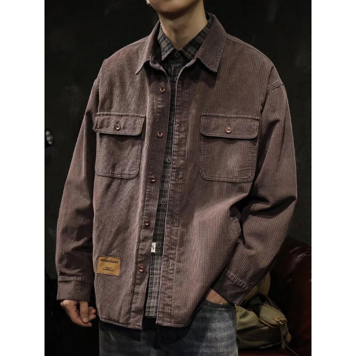 Herren Cord-Überhemdjacke mit aufgesetzten Brusttaschen und entspanntem Oversize-Schnitt Echoarchiv