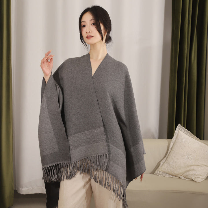 Damen Rechteckiger Wollmix‑Poncho mit offener Front, feiner Kettelnaht und Fransensaum – Avérine