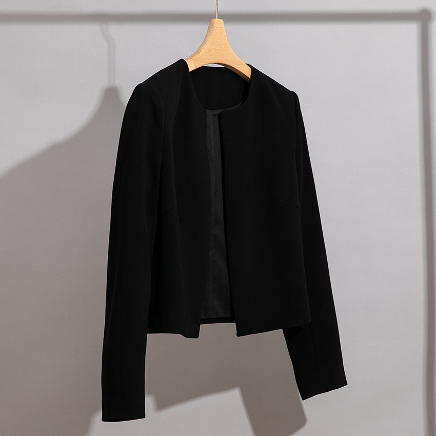 Damen Kragenloser Kurzblazer mit verdeckter Frontblende und leicht taillierter Silhouette Echoarchiv