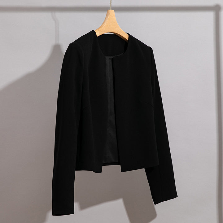 Damen Kragenloser Kurzblazer mit verdeckter Frontblende und leicht taillierter Silhouette Echoarchiv