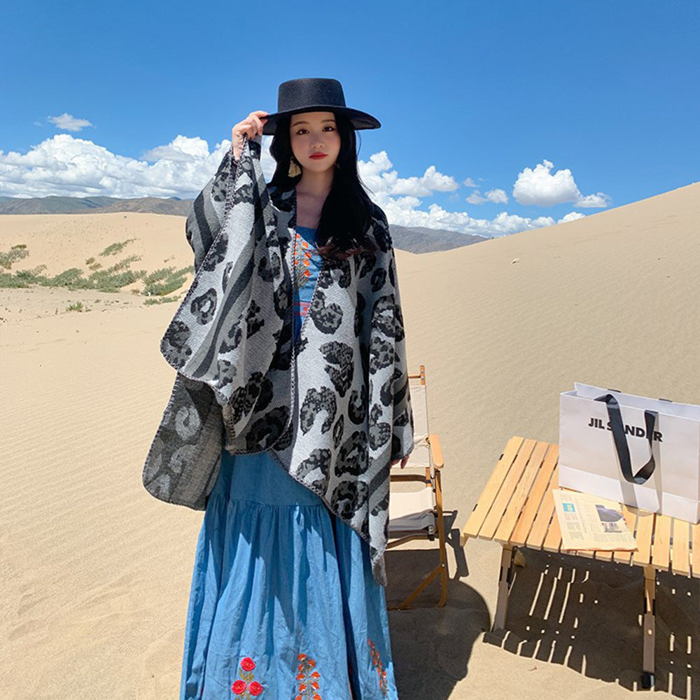 Damen Oversize‑Poncho im Strick‑Wollmix mit Leo‑Jacquard und V‑Ausschnitt Echo Archiv