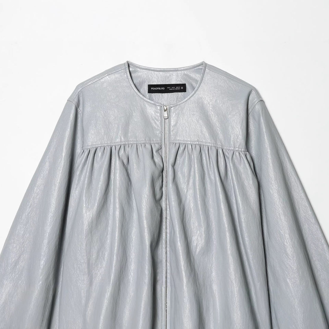 Damen kurze glänzende Oversize-Bomberjacke mit geraffter Brustpasse und voluminösen Ballonärmeln – Avenza