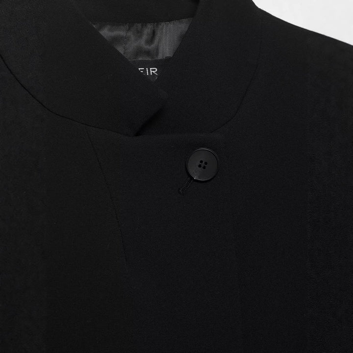 Damen Kurze Boxy-Capejacke mit Stehkragen, verdeckter Knopfleiste und Pattentasche Echoarchiv