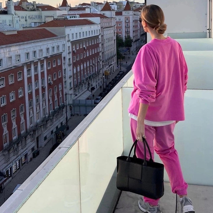 Damen luxuriöses Samt-Relax-Set mit Oversize-Crewneck und hochgeschnittener Gummibund-Jogger – Avérine