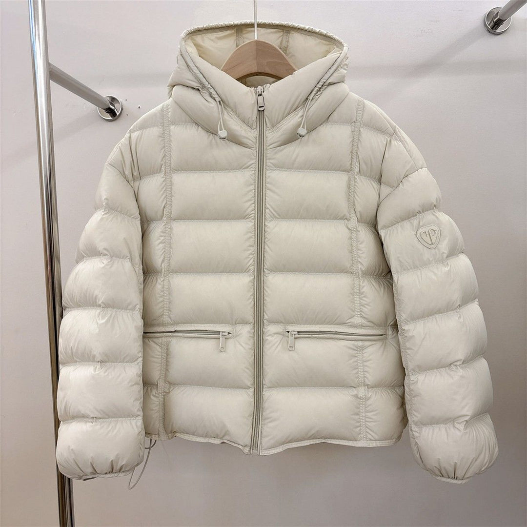 Damen kurz geschnittene Thermo-Steppjacke mit Kapuze, Reißverschlusstaschen und elastischen Bündchen – Célinea