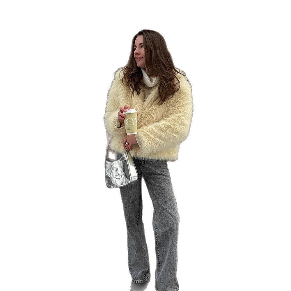 Damen Kurzblouson aus langfaserigem Kunstpelz mit kastiger Silhouette und Schalkragen Echoarchiv
