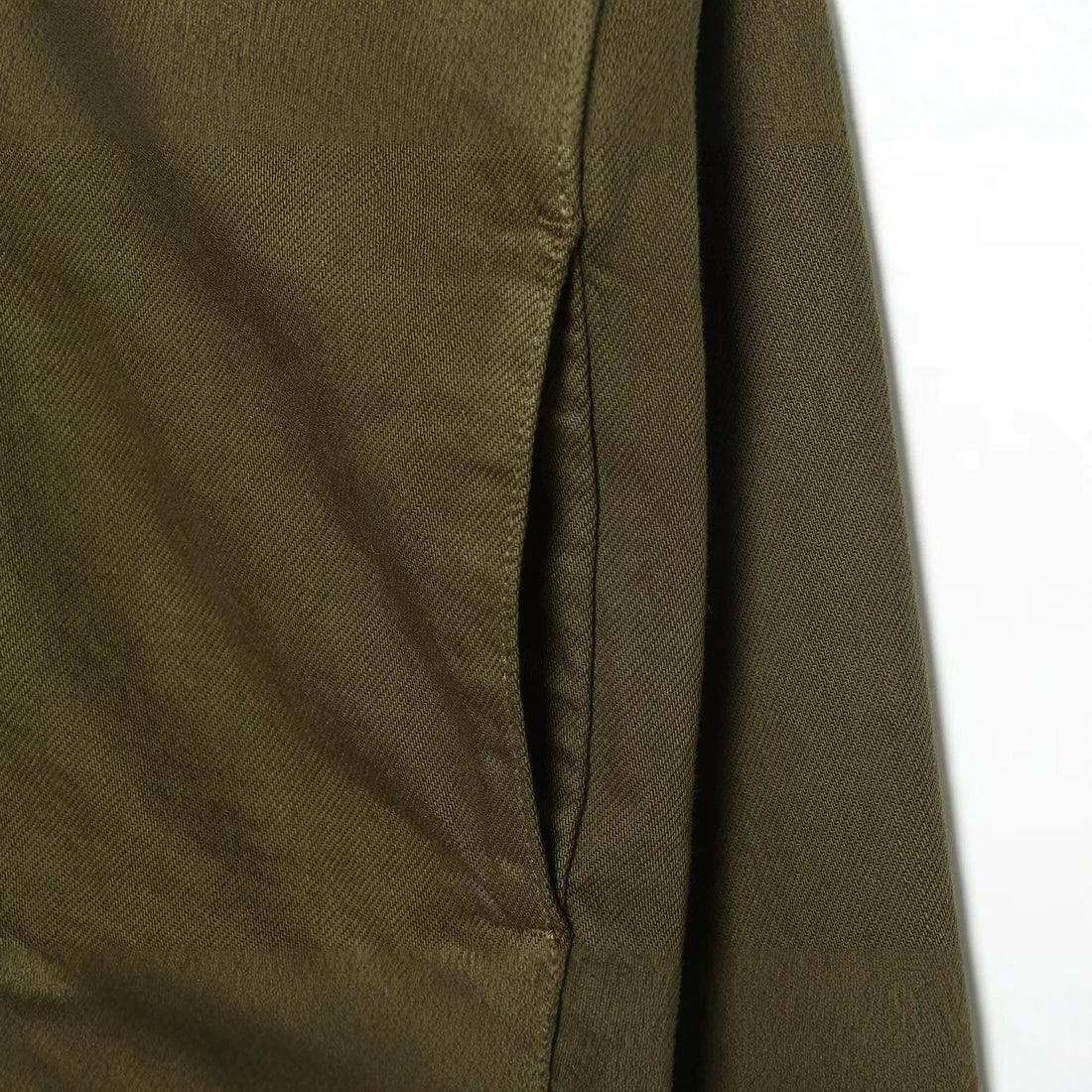 Damen Kurze Military-inspirierte Jacke mit Stehkragen, Zierknopfleisten und durchgehendem Reißverschluss Echoarchiv