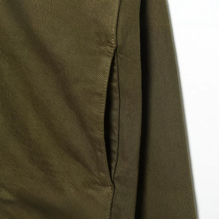 Damen Kurze Military-inspirierte Jacke mit Stehkragen, Zierknopfleisten und durchgehendem Reißverschluss Echoarchiv