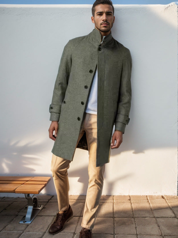 Herren klassischer Trenchcoat mit stilvollem Gürtel und doppelter Knopfreihe Echoarchiv