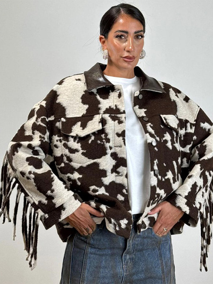 Damen Kurzjacke im Cowprint mit Fransen, Kunstfell‑Optik und Lederkragen Echoarchiv