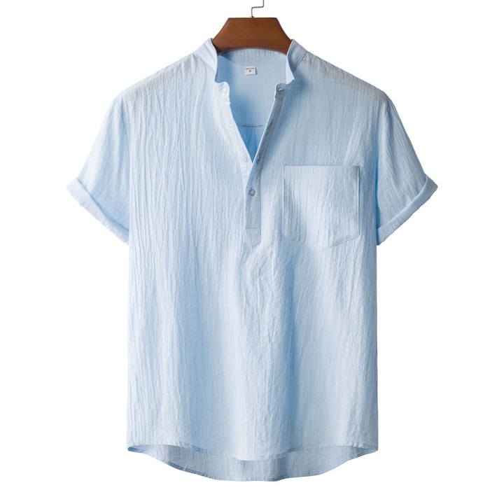 Herren Kurzarmhemd mit modernem Henley-Kragen und praktischer Brusttasche Echoarchiv