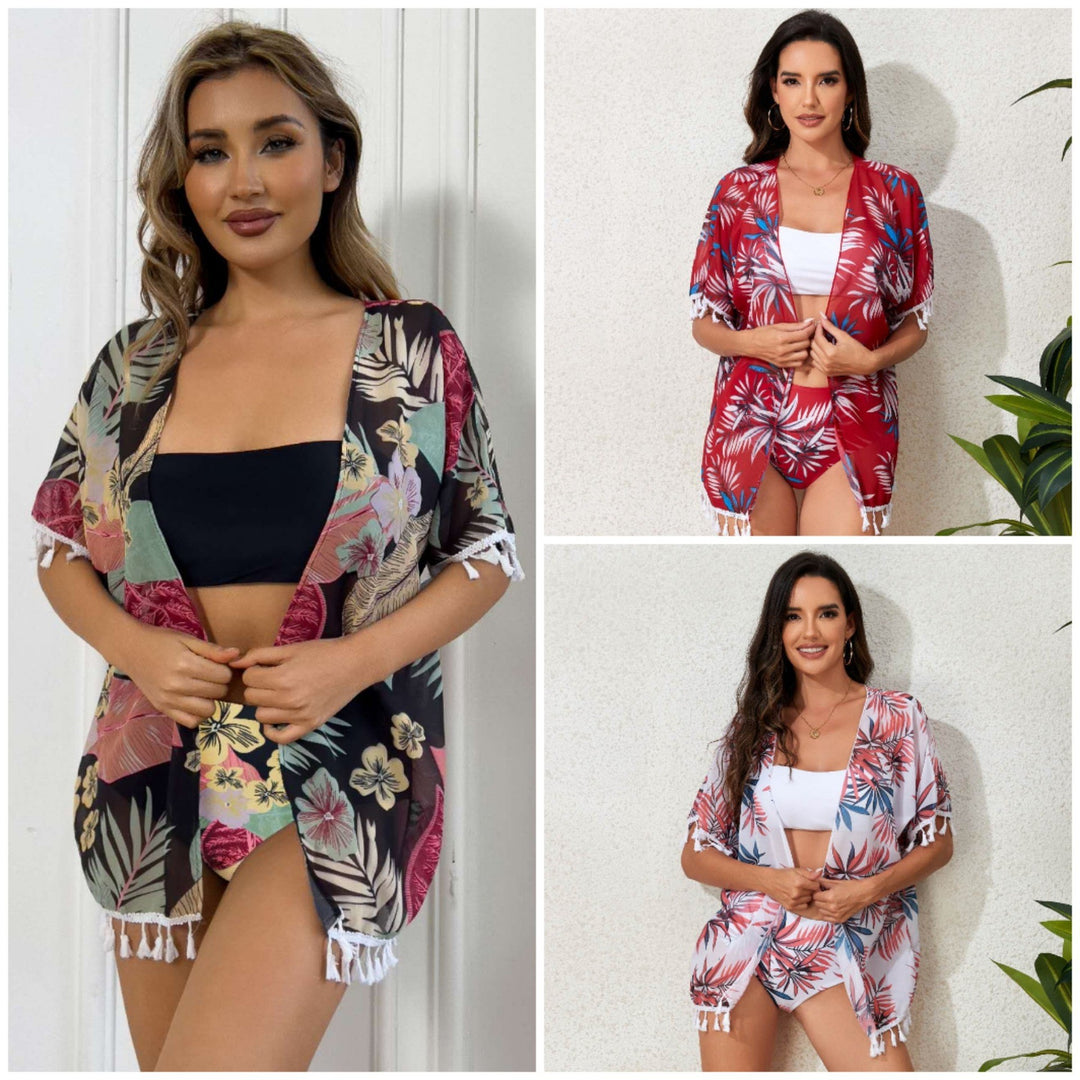 Damen elegantes Strandoutfit mit floralem Überwurf und passendem Bikini Echo Archiv