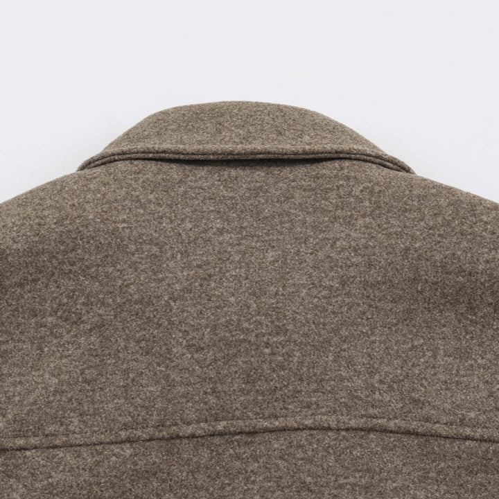 Damen Kurzjacke mit Ballonärmeln, weitem Hemdkragen und elastischem Saum Echoarchiv