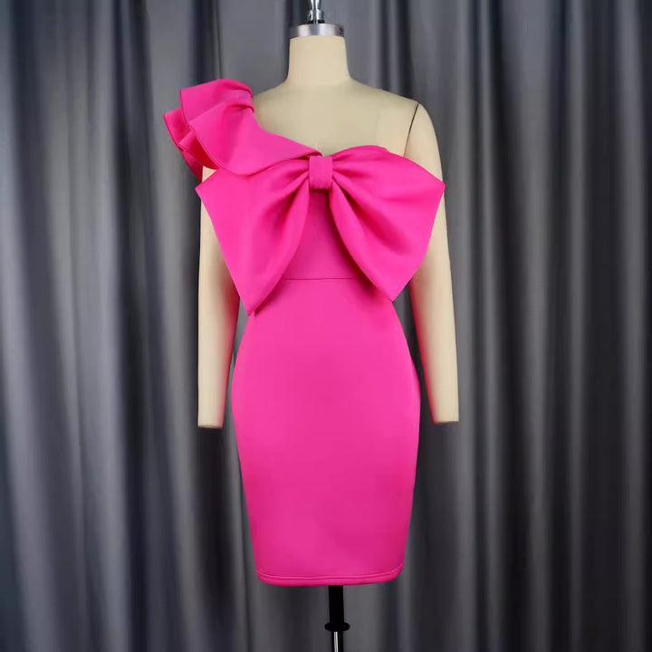 Damen figurbetontes Kleid mit einem großzügigen Schleifendetail Echo Archiv