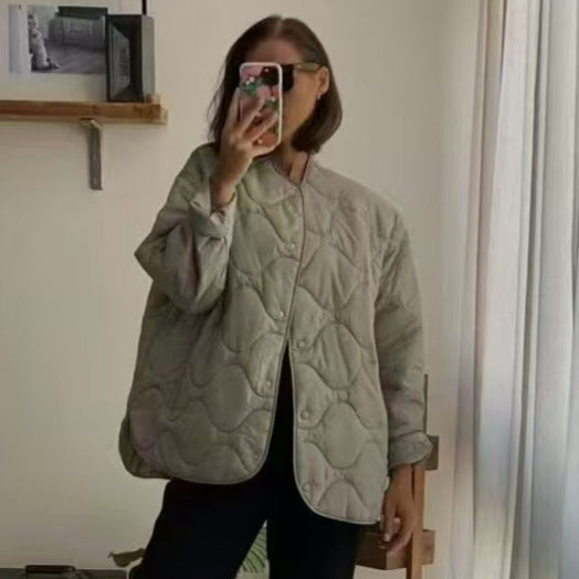 Damen Oversize-Steppjacke ohne Kragen mit Druckknopfverschluss und abgerundetem Saum Echo Archiv