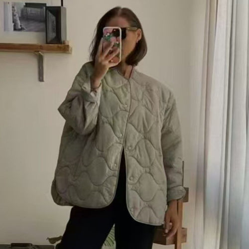 Damen Oversize-Steppjacke ohne Kragen mit Druckknopfverschluss und abgerundetem Saum Echo Archiv