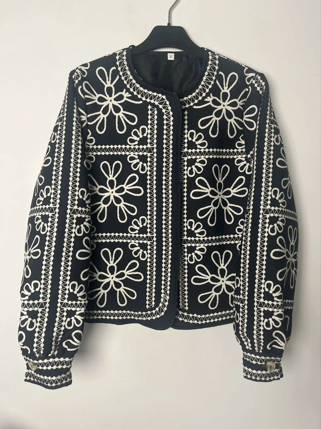 Damen gesteppte Kurzjacke im ornamentalen Bandana‑Print mit Rundhalsausschnitt und Zierpaspel – Célinea