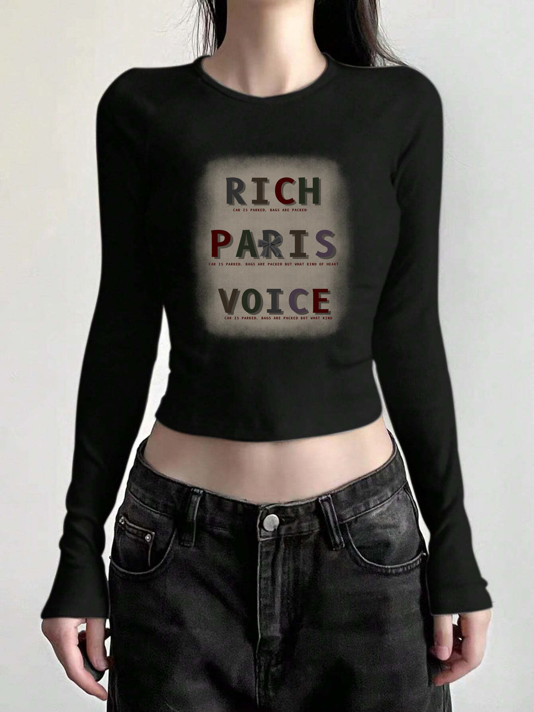 Damen figurbetontes langärmeliges Cropped-Shirt mit fotorealistischer Lippen-Collage und schmaler Passform – Avérine