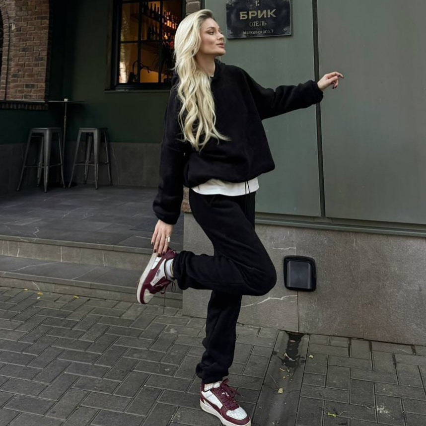 Damen kuscheliges Sweat-Set mit extralangem Kapuzenpullover, verdeckter Kängurutasche und schmal zulaufender Bündchenhose – Avérine