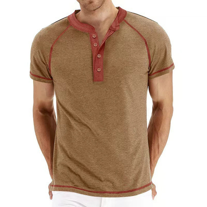 Herren modisches Henley-T-Shirt mit eleganter Knopfleiste und kontrastierenden Nähten Echoarchiv