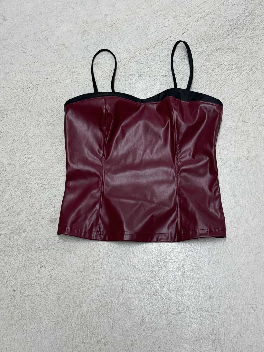 Damen-Crop-Top aus Kunstleder mit raffinierten Trägern Echo Archiv